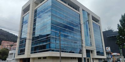 Descubre esta exclusiva oficina ubicada en el corazón de la ciudad, con una superficie de 116 metros cuadrados,  que ofrece un espacio amplio y versátil para tu negocio, con 18 puestos de trabajo, 4 oficinas cerradas recepción, cocina, baño interno y batería de baños. Ubicación estratégica y de fácil acceso, este inmueble es ideal para potenciar la productividad de tu empresa. Sus modernas instalaciones y diseño funcional crean un ambiente profesional y acogedor para tus colaboradores y clientes. No pierdas la oportunidad de establecer tu sede en este lugar único que refleja la excelencia y el prestigio de tu marca. ¡Haz de esta oficina el escenario perfecto para alcanzar el éxito empresarial que tanto deseas!