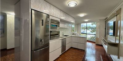 Descubre este espectacular apartaestudio totalmente reformado y amoblado, ideal para habitar o por inversión en una de las zonas más estratégicas y planas de El Poblado: Loma de San Julián parte baja. Venta exclusivamente amoblado y listo para entrega. Área 38,30m2 con una distribución muy funcional: Cocina abierta, barra americana, lavaplatos, lavadora y secadora en torre. Una alcoba con baño y vestier más baño social. Balcón de 4,65m que conecta con el área social y la alcoba. Un parqueadero y útil en sótano. Fácil salida a Palmas y túnel de Oriente para llegar al aeropuerto, muy cercano a Premium Plaza y transporte público. No cuenta con portería ni zonas comunes, rentas mínimo por 1 mes. Listos para conocerlo??? *Admon $366.000 - predial $325.000 trimestral.
