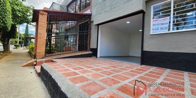 Arriendo Local/oficinal comercial. Completamente remodelado. Cuenta con terraza, baño y cocineta. Ubicado sobre la carrera 72 cual asegura un fácil acceso y una rápida movilidad, una excelente facilidad de transporte público y permite acceder a una amplia variedad de oferta comercial, gastronómica, institucional, educativa y de servicios. Su ubicación en medio de vías alternas permite desplazarse con facilidad a cualquier punto del área metropolitana y regiones cercanas.Espacios amplios y versátiles para adaptarse a tus necesidades. Acceso conveniente y estacionamiento en la zona. Este es tu momento para marcar la diferencia en el mundo de los negocios.