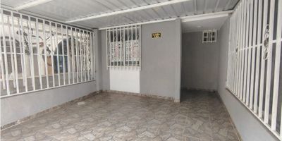 Vendo casa primer piso unifamiliar en el poblado campestre kilometro 5 via candelaria, cuenta con buenas vias de acceso, buen transporte publico, el inmueble cuenta con losa para ampliacion segundo piso, consta de sala comedor, antejardin, 1 baño, cocina sencilla, patio.
