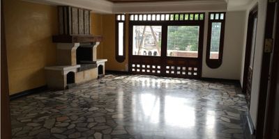 Inmueble Institucional/Corporativo en Arriendo – 580 m² | Villavicencio
Espacio de cinco niveles ideal para instituciones educativas, entidades gubernamentales, fundaciones o centros empresariales.

Este inmueble multifuncional está ubicado en una zona estratégica de Villavicencio, y cuenta con una infraestructura completa y versátil, perfecta para operaciones que requieren múltiples ambientes, atención al público y espacios para eventos o capacitación.

Características Generales:


 
 Área total construida: 580 m²
 
 
 Distribuido en cinco (5) niveles
 
 
 Parqueadero público frontal con espacio para varios vehículos
 
 
 Parqueadero privado externo: 2 vehículos + zonas azules
 
 
 Jardín exterior
 
 
 Hall de entrada y recepción con sala de espera
 


Distribución interna:


 
 10 salones privados, seis con baño independiente
 
 
 3 salones grandes con divisiones
 
 
 7 baños completos
 
 
 2 terrazas (una con BBQ para eventos)
 
 
 2 patios cubiertos
 
 
 1 mirador con vista panorámica
 
 
 Amplia cafetería con mesón en acero inoxidable
 
 
 Garaje cubierto adaptable como salón de conferencias o taller
 
 
 2 halls internos tipo sala de espera
 
 
 Closets en todas las oficinas + 2 adicionales en pasillos
 
 
 4 bibliotecas empotradas en madera
 
 
 Chimenea decorativa en el salón principal
 


Servicios e Infraestructura Técnica:


 
 Acueducto
 
 
 Tanque subterráneo y tanque elevado
 
 
 Electrobomba con alimentación mecánica
 
 
 Energía eléctrica trifásica
 
 
 Conexión a Polo a tierra, ideal para equipos electrónicos y de cómputo
 
 
 Disponibilidad de 30 pares telefónicos (líneas a contratar)
 


Ubicación privilegiada, con fácil acceso y alta visibilidad. Ideal para instituciones que requieran amplitud, funcionalidad y representatividad.

Contáctanos para más información o agendar una visita personalizada. ¡Disponible de inmediato!
