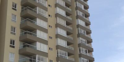 Arriendo hermoso y acogedor apartamento en piso quince, con una hermosa vista, mucha iluminación natural, muy fresco y ventilado, contres amplias habitaciones con closets y ventanales, la alcoba principal con baño privado, un segundo baño para las habitaciones 2 y 3. Sala y comedor en un solo espacio, linda cocina integral dotada con horno, estufa, campana, mesones de mármol natural, pisos en porcelanato, hermoso balcón, garaje para dos carros, deposito.
El conjunto cuenta con grandes areas sociales, jacuzzi, zona BBQ, piscinas, parque de agua para niños, coworking, salones sociales, gimnasio, muchos jardines y fuente de agua.
Este lindo apartamento se encuentra al lado de Makro 51B, a una cuadra de Pricesmart, 2 minutos de Buenavista y cerca a las principales universidades y colegios.
Escribe o llama a Rosa, tu consultora inmobiliaria para mayor información y agendar cita.