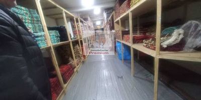 Casa Comercial con Bodega  Ideal para Negocio o Almacenamiento Excelente oportunidad de inversión en inmueble comercial con amplio potencial. Área total 240 m Dimensiones 8 metros de frente  30 metros de fondo Altura interior 2 metros, ideal para almacenamiento o taller Bodega amplia y funcional Cuenta con conexión eléctrica monofásica de 10 kwa, Perfecta para empresa de logística, comercio mayorista, almacenamiento, taller, o punto de distribución, Acceso vehicular 