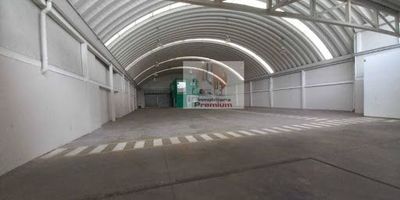  Bodega Industrial y Comercial en Renta, Doble Ingreso para Camiones                                                                                                                                               con altura de 12 metros, ideal para operaciones logísticas, almacenamiento, manufactura o comercio. Área total 1,140 metros Área libre 1,000 metros. Frente de 18 metros x fondo de 50 metros Altura de portón principal 6 metros Segundo ingreso para camiones Portón de 3 metros doble acceso vehicular para camiones Instalaciones adicionales Mezanine de 45 m frente de 5 m x fondo de 9 metros Área de oficina de 4 metros Potencia eléctrica 40 kVA, con posibilidad de ampliación según necesidades Excelente ubicación sobre vías principales, con fácil acceso para transporte  y conectividad estratégica para distribución urbana o interprovincial. Ideal para empresas industriales, 