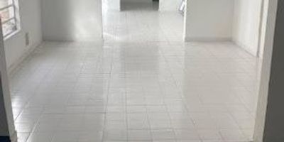 CASA MUY AMPLIA, AREAS GRANDISIMAS  Y SUPER ESPACIOSA. CUENTA CON TRES  NIVELES INCLUIDA  LA TERRAZA. DOS COCINAS, AMPLIAS ZONAS DE LAVANDERIA. SUPER  UBICADA EN EL BARRIO RESTREPO.