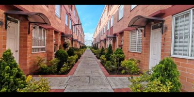 Casa remodelada en conjunto cerrado – Bogotá D.C.

Acogedora casa en venta de 60 m² construidos, distribuida en tres niveles, con vista interior. Cuenta con 4 habitaciones, 2 baños, sala comedor, cocina integral y zona de lavandería. El inmueble está remodelado, en excelente estado y tiene pisos cerámicos en todas sus áreas, lo que garantiza fácil mantenimiento y limpieza.

El conjunto residencial ofrece espacios pensados para el bienestar familiar: zona para niños, salón comunal, zona BBQ y vigilancia privada las 24 horas.

Ubicada en una zona estratégica de Bogotá, con cercanía al centro comercial Paseo Villa del Río, tiendas D1, colegios como Carlos Arturo Torres y fácil acceso a transporte público, incluida la estación de Transmilenio Sevillana. Vías principales cercanas como la Autopista Sur y la Calle 45 Sur.

Vivienda usada – No aplica subsidio.
Recibimos todos los créditos hipotecarios.
Brindamos asesoría sin costo para gestionar tu crédito.
