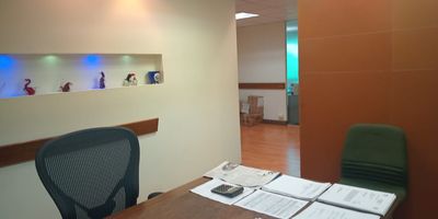 Oficina en arriendo en edificio empresarial el cual cuenta con una estrategica ubicación sobre vía principal, cerca a rutas de transporte público, centro comerciales, supermercados, restaurantes y gran variedad de servicios complementarios de la zona. Cuenta con piso en madera, 4 espacios, cocineta, cableado de red,  aire acondicionado general, techo cielo raso. Conjunto cerrado con ascensor, auditorio, baños comunales, parking visitantes con costo, vigilancia y portería 24 horas, planta electrica, y circuito cerrado de tv. inmubles sujetos a verificacion de disponibilidad
