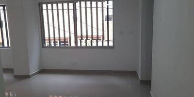 Aparta-estudio en excelente ubicación en zona residencial, sector Prado Centro, para estrenar, cuenta con amplio espacio, 28m2, cocina integral con red de gas, edificio sencillo, sin ascensor, no porteria, cerca a la estacion metro prado, cilnica Ces, supermercador, de facil acceso.