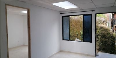 Casa con lote en La Pradera Villamaría

Oportunidad para disfrutar de una vivienda unifamiliar de 80 m2 de construcción sobre 156 m2 de terreno que combina amplitud y versatilidad. Ideal para familias que buscan crear espacios a medida en estrato 3, con luz natural y acabados en cerámica y mármol que aportan elegancia y resistencia.

Descripción de la propiedad

La casa cuenta con tres habitaciones confortables y un baño auxiliar. La sala de usos múltiples es un espacio versátil que se adapta a reuniones o zona de juegos. El suelo en cerámica y mármol brinda fácil mantenimiento y el agua y electricidad están listas para usar.

Descripción del entorno y acceso

La Pradera es una zona residencial con acceso pavimentado y transporte público cercano que facilita el desplazamiento. El entorno unifamiliar ofrece tranquilidad y seguridad para mascotas además de conexiones con vías principales.

Contáctanos

Escríbenos por WhatsApp para agendar tu visita y recibir toda la información sobre esta casa lote en La Pradera Villamaría. Nuestro equipo te asistirá de manera cercana y eficiente para que tomes la mejor decisión.


 
