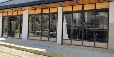 Locales en arriendo en obra gris para adecuar a tu gusto y necesidad, con puerta vidriera en la fachada. Está en 1er piso de edificio residencial, cerca de restaurantes, droguería, panadería, institución educativa y comercio en general. Son 2 locales que tienen 130mt2 aprox cada uno con un mezzanine de 45mt2. El local es perfecto para almacenamiento, servicios, ventas o producción que no genere ruido excesivo. Canon $3.500.000 cada uno