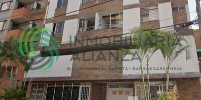 Se arrienda local amplio con baño, excelente iluminación natural y ubicado en un sector privilegiado de la ciudad. El local cuenta con una vitrina comercial de gran visibilidad, ideal para atraer clientes y potenciar tu negocio.