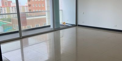 Arriendo apartamento a pocos metros del CC Buenavista, este apartamento es bastante iluminado es del lado de la sombra y ademas cuenta con amplios espacios para su comodidad. Cuenta con 142 metros, estrato 6 en el piso 6, amplias habitaciones, baños integrados y estudio amplio, adicionalmente cuenta con cuarto y baño de servicio. Para mas información y programación de citas nos puede contactar. 