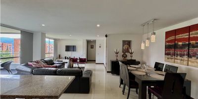 Apartamento en arriendo, con áreas muy generosas, ubicado en los Balsos en sector súper exclusivo y tranquilo. Área 146 mts, 2 habitaciones cada una con baño y la principal con estar, habitación del servicio, baño social, biblioteca, cocina abierta, balcón que se une con la cocina, parqueadero doble lineal y cuarto útil. Con hermosa vista, unidad completa, cerca a supermercados, centros comerciales, colegios.

Apartamento Amoblado: $8.500.000

