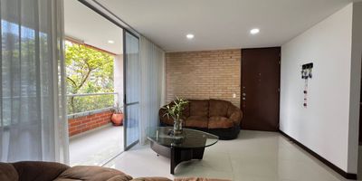 Apartamento en arriendo en unidad cerrada ubicada en sector residencial, con fácil acceso desde la avenida principal, cerca a colegios, rutas de transporte público, centros comerciales, supermercados y gran variedad de servicios complementarios de la zona. Cuenta con piso en cerámica, sala comedor, estudio, 3 alcobas con vestier y baño en la principal, baño social, cocina integral abierta tipo americano, zona de ropas, balcón y parqueaderos lineales cubiertos  Conjunto cerrado con ascensor y zonas sociales que incluyen piscina, gimnasio, salón social, parques infantiles, placa polideportiva, zonas verdes, vigilancia y portería 24 horas y circuito cerrado de tv.  Inmuebles sujetos a verificación de disponibilidad