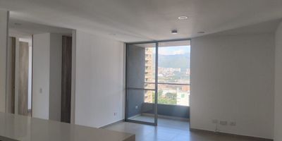 Apartamento en arriendo en unidad cerrada ubicada en sector residencial, con fácil acceso y salida a vías principales, rutas de transporte público, cerca a museos, clínicas, centros comerciales, restaurantes y gran variedad de servicios complementarios de la zona. Cuenta con piso en porcelanato, sala comedor,  estar de tv, 2 alcobas con vestier y baño privado en la principal, cocina integral abierta tipo americano, cuarto útil, zona de ropas, balcón y parqueadero cubierto.Conjunto cerrado con ascensor y zonas sociales que incluyen piscina, gimnasio, salón social, sauna, turco, parques infantiles, cancha de squash, vigilancia y portería 24 horas y circuito cerrado de tv.Inmuebles sujetos a verificación de disponibilidad