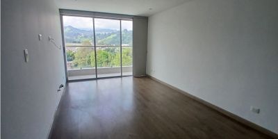 Apartamento en arriendo en Avenida Alberto Mendoza Manizales

Oportunidad para vivir en un espacio de 90.21 m2 en el estrato 5, con amplias zonas sociales y vista panorámica. El apartamento ubicado en un edificio cerrado ofrece dos parqueaderos y un depósito para mayor comodidad. Ideal para quienes buscan confort con acceso pavimentado y vigilancia permanente.

Descripción de la propiedad

La sala comedor se abre al balcón que aporta iluminación natural y ventilación. La cocina integral con barra estilo americano conecta con la zona de ropas y el calentador de gas domiciliario. Tres habitaciones amplias con armarios empotrados y doble ventana se distribuyen alrededor de dos baños completos, y la principal dispone de vestier y baño privado.

Descripción del entorno y acceso

El conjunto cerrado cuenta con portería, recepción y circuito de vigilancia que garantizan seguridad. Las zonas sociales incluyen salón comunal, terraza, gimnasio, sauna y turco. El edificio está sobre vía principal con fácil acceso al transporte público, parques, colegios, centros comerciales y centro médico.

Contáctanos

Escríbenos por WhatsApp para agendar tu visita y resolver tus inquietudes. Nuestro equipo te asesorará de manera cercana y eficiente para facilitar tu proceso de arriendo.


 
