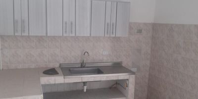 Venta o alquiler de casa, 1 apartaestudio independiente,una habitación, un baño, cocina, zona de lavado, casa consta 4 habitaciones, 3 baños, sala comedor, cocina, zona de lavado.Excelente ubicación a una cauadra de la galeria Alameda, en un zona gastronomica y turistica, cerca de farmacias,supermercados,parques infantiles, y rutas de transporte público.