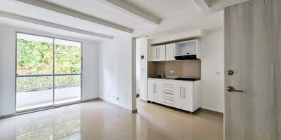 Apartamento en arriendo ubicado en Sabaneta, vereda San José. Cuenta con 3 habitaciones con clóset, baños cabinados, cocina integral, zona de ropas y balcón. La unidad cuenta con portería 24 horas, ascensores y parqueaderos, con zonas comunes en construcción. Situado en una zona campestre rodeada de naturaleza, sobre la vía principal del colegio School Business, y cuenta con rutas integradas del metro.