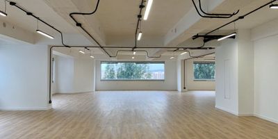 Moderna oficina en arriendo y venta, recién remodelada y lista para estrenar, ubicada en el exclusivo edificio Northpoint. Con 253 m² de área construida, cuenta con un amplio espacio abierto ideal para trabajo colaborativo, cocina integrada, dos baños y seis parqueaderos privados. Sus acabados de alta calidad, diseño funcional y ubicación estratégica la convierten en el lugar perfecto para empresas que buscan proyectar una imagen profesional de alto nivel. El edificio ofrece vigilancia 24/7, brindando seguridad y comodidad. ¡Agenda una visita y descubre todo lo que esta oficina puede ofrecer a tu equipo y tu negocio!