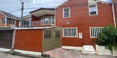 Casa en Venta – Sector Timiza, Bogotá

Se vende amplia casa ubicada en el tranquilo y seguro sector residencial de Timiza.
La propiedad cuenta con dos pisos distribuidos de manera funcional, lista para ser remodelada según tus gustos y necesidades.

Características principales:

4 habitaciones con excelente iluminación natural

2 baños

Cocina independiente

Estudio o sala de trabajo

Antejardín

Espacios amplios y con gran potencial de mejora

Ubicada en una zona residencial consolidada, cercana a parques, colegios, transporte público y comercio local. Una excelente opción para quienes buscan invertir o vivir en un entorno tranquilo con buena proyección de valorización.
