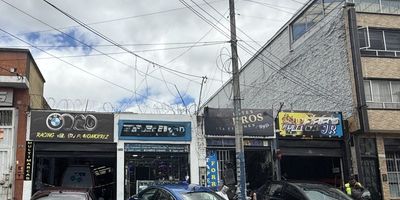 Bodega con excelente ubicación en una de las zonas más dinámicas y comerciales de la ciudad, ideal para empresas del sector industrial, logístico o almacenamiento.
Área total: 204 mts Frente de 6,76 metros Fondo de 30 metros
Inmueble dividido en dos áreas Local comercial con vitrina a la calle Bodega con Oficina privada, Cuarto de vestier o depósito, 2 baños
Ubicada en el corazón del 7 de Agosto, zona reconocida por su actividad comercial y de autopartes
Muy buenas vías de acceso: Calle 68, Avenida Caracas, Carrera 30.Alta circulación peatonal y vehicular. Cercanía a talleres, depósitos, centros de distribución y transporte
Uso permitido: comercial e industrial
Esta bodega ofrece una excelente oportunidad para instalar tu negocio o ampliar tu operación en un punto estratégico de Bogotá.
Contáctanos para más información o para agendar tu visita.