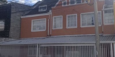 Casa Palermo,  área construida 240  metros, área terreno 97 metros,  primer nivel: antejardin cubierto caben dos carros,  1 garaje interno,  sala comedor, cocina tradicional a gas natural, 1 baño social, patio de ropas con lavadero. Segundo piso:  Escaleras de acceso en madera 2 alcobas con closet,  la p/pal baño privado pisos en madera natural original. Tercer piso: Escaleras de acceso en madera 1 habitación y altillo,  pisos en madera natural original.  Estupenda ubicación central y vías de acceso, a unos pasos de la Clínica Palermo,  Clínica nueva,  iglesia de Santa Martha, sector recursivo con amplio trasporte publico, a unos pasos de la calle cuarenta y cinco, calle  cincuenta y tres, carrera veinticuatro, cerca a universidades,  colegios, comercio en general.  Cita previa.