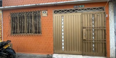 ¡Gran oportunidad en Cali! Casa amplia ideal para bodega o negocio en Atanasio Girardot 

¿Buscas un espacio amplio para vivir o invertir en una zona estratégica de Cali? Te presentamos esta propiedad de gran proyección comercial ubicada en el tradicional barrio Saavedra Galindo , reconocido por su excelente ubicación y actividad económica.

 Características del inmueble:

Área de lote: 6 metros de frente por 38 metros de fondo

5 habitaciones amplias

2  baños  funcional

Sala comedor espaciosa

Cocina tradicional

Patio y espacios con potencial para adecuar según tus necesidades

 Ideal para:

Acondicionar como bodega, taller, negocio o empresa

Proyectos de remodelación o ampliación

Inversores que buscan rentabilidad en zonas comerciales de alto flujo

 Ubicación estratégica cerca de vías principales, transporte público, colegios y zonas comerciales.