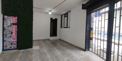 Alberto Alvarez presenta una excelente oportunidad de arriendo para un local comercial en primer piso, ubicado estrategicamente cerca a la calle San Juan. local esquinero lo que garantiza una ubicacion privilegiada. La zona ofrece facilidad de acceso a traves de diversas vias y transporte publico, ademas de contar con un sector comercial y de oficinas que asegura una constante afluencia de personas. el local cuenta con un espacio abierto de aproximadamente 30m y una altura de 2.80 m, ideal para adecuar segun tus necesidades. No dejes pasar esta oportunidad de establecer tu negocio en un area con gran potencial de crecimiento y visibilidad.
Canon de arrendamiento $2.100.000 Mas IVA.