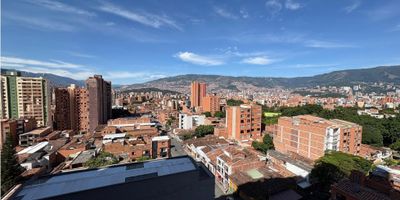 Vive en las alturas con estilo! Se vende moderno apartamento de 32.80 m² en el piso 12, con una espectacular vista panorámica a la ciudad y acabados de lujo. Cuenta con 2 habitaciones con clóset, 1 baño enchapado con elegante cabina de vidrio, cocina integral con mesón en mármol, sala amplia e iluminada, parqueadero ubicado junto al ascensor para mayor comodidad, y cuarto útil con piso enchapado. Administración: $193.000. ¡No dejes pasar esta gran oportunidad de vivir con confort y diseño en un solo lugar! Contáctanos para más información y agenda tu visita.
