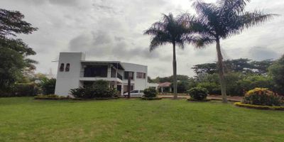 Codigo 18938. ¡Bienvenido a tu refugio de tranquilidad y lujo en el corazón de Jamundí! Esta hermosa casa campestre, ubicada en el prestigioso condominio Las Mercedes, combina la belleza de la naturaleza con el confort de un diseño contemporáneo y elegante.Al ingresar, te recibe una imponente portada que da paso a un entorno rodeado de exuberantes zonas verdes y senderos ecológicos . La propiedad cuenta con amplios jardines, un lago interno con peces que aporta serenidad y belleza y una fuente que enriquece el ambiente con su sonido relajante.El área social abierta es perfecta para compartir momentos especiales, con una zona BBQ para disfrutar de reuniones al aire libre. La casa dispone de cinco habitaciones con generosos espacios. La habitación principal, ubicada en el segundo piso, cuenta con un balcón que ofrece una vista espectacular a las áreas verdes. Además, dos habitaciones muy iluminadas y una sala de TV.El interior de la casa se destaca por sus amplios ventanales que permiten disfrutar del  lago y el entorno natural que  se integra con la sala y el comedor espaciosos y llenos de luz . Cuenta con un estudio y un cuarto de TV, brindando espacios para el trabajo. Desde la maravillosa cocina, puedes disfrutar de la vista al verde que rodea y del hermoso lago. La zona de oficios es muy aireada, lo que la hace perfecta para mantener todo organizado y en un espacio cómodo y ventilado. Ubicada en un lote de 3.199 metros cuadrados, un espacio amplio te permite disfrutar de mucha privacidad y tranquilidad, además de tener  jardines hermosos.El condominio Las Mercedes ofrece una variedad de amenidades exclusivas, como senderos ecológicos, canchas de tenis, una piscina semi olímpica, lagos y un hermoso clubhouse, todo en un entorno rodeado de naturaleza y seguridad.Esta es una oportunidad única de vivir en un lugar donde la naturaleza y el lujo se fusionan para ofrecerte un estilo de vida tranquilo, saludable y lleno de confort.