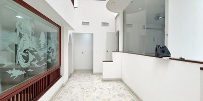 Romero Bienes, te presenta esta espectacular casa en el Ingenio, adaptable perfectamente como vivienda familiar o comercio, muy amplia e iluminada con luz natural,  con excelente distribución en dos niveles: Parqueadero hasta para cuatro vehículos, dos cubiertos. Amplio salón recibidor, Sala comedor muy espaciosa, baño social, cocina integral amplia y bien dotada, zona de oficios, cuarto de servicio con baño propio, patio interno muy amplio e iluminado.  
El segundo nivel dispone de un amplio estudio o sala de televisión, balcón con vista al exterior, cuatro alcobas, dos de ellas con baño privado, las otras dos comparten baño de alcobas, todas con aire acondicionado y clósets, dos de las habitaciones tienen balcón privado, y la principal dispone también de vestier.
Cerca a centros comerciales, Gimnasio, Clínicas, universidades, excelentes vías de acceso. Canon para empresas $6.000.000