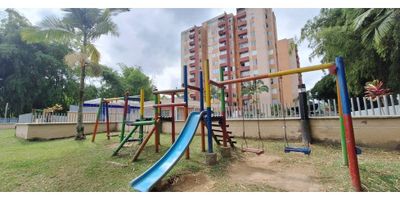 Apartamento 3en conjunto cerrado, consta de sala comedor, cocina integral, area de ropas, balcon, baño social, hall de alcobas, tres alcobas, la principal con baño y dos de estas con closet, el conjunto cuenta con vigilancia 24/7, areas sociales, juegos infantiles, piscina para adultos y niños, cancha de baloncesto.
