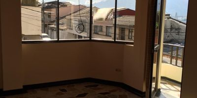 Casa comercial en área abierta ubicada en Popular Modelo, se renta el tercer nivel que cuenta con cinco habitaciones, cuatro baños, una terraza, ademas con tres parqueaderos, pisos en mármol, buena ventilación e iluminación natural, también esta en venta la casa completa la cual cuenta con tres amplios niveles, con quince habitaciones, ocho baños, pisos en mármol, cinco parqueaderos. Inmueble sujeto a verificación de disponibilidad. Arriendo y Venta Popular Modelo.