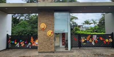 Vendo excelente lote conjunto Villa Campestre San Jerónimo Rivera Huila  Colombia cuenta con un área aproximada de 1500 Mts2 El conjunto tiene areas comunes como piscina canchas deportivas zonas verdes y portería.