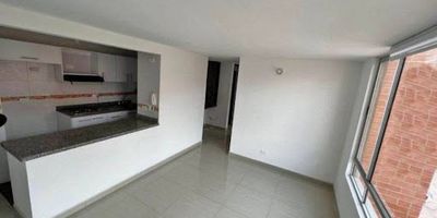 Se arrienda hermoso apartamento en Madrid Cundinamarca, sector Casa Blanca, con una ubicación ideal para disfrutar en familia, cerca de supermercados D1 y Ara, plazoleta principal de Madrid, gasolineras cercanas y avenidas principales para el acceso a transporte calle 13 y calle 80. El apartamento cuenta con amplios espacios y con gran iluminación natural, sala, comedor, cocina integral, zona de lavandería. Posee una excelente distribución con un metraje de 58 mt2, cuenta con 3 alcobas, 2 baños y balcón, ¡Contáctanos! para agendar tu cita!.    