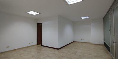 Oficina en venta en el Centro en unidad cerrada, en excelente ubicación cerca a rutas de transporte público y servicios complementarios de la zona. Cuenta con pisos en cerámica, dos espacios, un baño, cableado de red,techo cielorraso. Incluye opciones de seguridad las 24 horas con circuito cerrado de tv, vigilancia y portería. Inmueble sujeto a verificación de disponibilidad.
