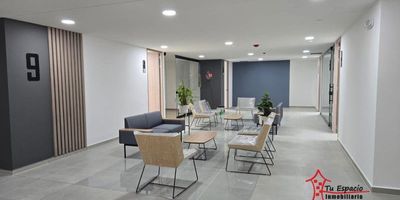 Oficina en arriendo en San Diego, Medellín de 35 m2 aproximadamente, cuenta con 2 ambientes y parqueadero.&nbsp;En edificio con ascensor, parqueadero de visitantes y portería diurna.Cuenta con adecuaciones para la prestación de servicios médicos, excepto odontologíaCercanías:&nbsp;Avenida Poblado, Centro Comercial San Diego, Premium Plaza, Hospital de MedellínPara mayor información contáctame Melissa Salazar 3147757934