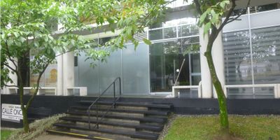 Oficina en venta y/o arriendo con un área de 62 mts, oficina muy buena, iluminada bien ubicada en Manila, cerca a la Avenida el Poblado, tiendas, supermercados, restaurantes, zona muy comercial, buenas vías de acceso, buen transporte público.

Valor Administración:$753.100
Valor Predial:$3.318.000.
