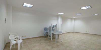 Oficina en venta en el Centro en unidad cerrada, en excelente ubicación cerca a rutas de transporte público y servicios complementarios de la zona. Cuenta con pisos en cerámica, dos espacios, un baño, cableado de red,techo cielorraso. Incluye opciones de seguridad las 24 horas con circuito cerrado de tv, vigilancia y portería. Inmueble sujeto a verificación de disponibilidad.