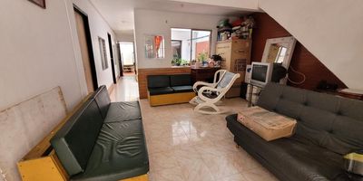 Te ofrezco en venta casa primer piso de amplios espacios buena iluminacion y buena ubicacion en bello sector  niquia cerca al colegio lebrum la casa te ofrece:

4 habitaciones amplias
1 baño 
sala
comedor 
2 patios 
cocina integral 
cuarto util 
area aproximada 121 mts
precio 350 millones