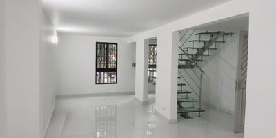 Hermosa casa de 300 mtrs en 3 niveles cuenta con, nivel 1Parqueadero doble lineal, patio, baño social, cocina integral y sala múltiple, nivel 2 3 habitaciones con baño, sala de TV, nivel 3 2 habitaciones con baño, sala de estar, para un total de 5 habitaciones con baño, ducha y closet cada una mas baño social, entreda independiente y por portería principal de la unidad con un valor de arriendo $5.500.000