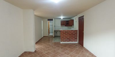 Apartamento para arriendo ubicado en el sector de Santa Lucia, La America. Ofrece espacios comodos y luminosos, perfectos para una vida tranquila y funcional. Cuenta con 2 habitaciones, 1 bano, 2 closets, sala-comedor, cocina semi integral y zona de ropas. Con excelente ubicacion, cerca de Super Carnes JH, el centro veterinario Tribu, supermercados, locales comerciales y con buen acceso a transporte publico.