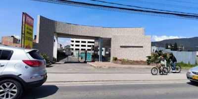 Se arrienda apartamento para estrenar en cajicá. cuenta con 75 mts2, sala comedor con balcón y chimenea, tres habitaciones cada una de ella con su respectivo closet y un estudio, dos baños con calentador a gas, cocina integral con estufa a gas y zona de lavandería independiente, pisos en madera laminada y ceramica, parqueadero sencillo cubierto. cuenta con una excelente iluminiacion y ventilacion natural. El conjunto cuenta ascensor y vigilancia. el conjunto se ubica en una zona residencial cerca al centro, acceso a la carrera septima. ¡ideal para quienes buscan comodidad y tranquilidad!para más información comuníquese con el ejecutivo comercial jhonnatan delgado al celular o whatsapp 3164240560 o al correo javier.delgadoinmobiliariasaliadas.com