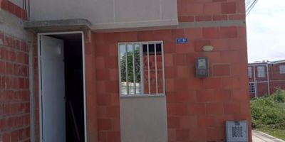 :

 ¡Gran oportunidad de inversión! Casa esquinera en obra gris – ideal para negocio y vivienda 

Se vende excelente casa esquinera en obra gris, con gran potencial para adaptar a tu gusto o desarrollar un negocio. Ubicada en una zona estratégica, esta propiedad es perfecta para quienes buscan vivir y emprender en el mismo lugar.

 Características:

Lote esquinero con excelente visibilidad comercial

Espacio para parqueadero privado

Sala-comedor amplia

Cocina con espacio definido

Patio independiente ideal para zona de ropas o ampliación

2 habitaciones

1 baño

Posibilidad de mejoras y ampliación a segundo piso

 Ideal para:

Minimarket, miscelánea, peluquería, tienda o taller

Vivienda familiar con opción de renta o local comercial

 Precio de oportunidad para venta rápida
¡Haz realidad tu proyecto de vivienda y negocio en un solo lugar!