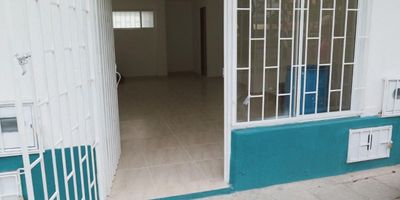 ¡SE VENDE  LOCAL COMERCIAL SOBRE LA CALLE 5 EN EL REFUGIO!

 Ubicación estratégica en una de las principales vías de Cali, ideales para comercio y alto tráfico.

Características
	•	Área Local 19
  30 m² – $120. 000.000 COP
	•	Totalmente remodelado, fachada nueva.
	•	Conexiones hidráulicas y eléctricas nuevas.
	•	Baño moderno 
	•	Bahía comunitaria de parqueo.
	•	Excelente iluminación y ventilación.
	•	Planos arquitectónicos, hidráulicos y eléctricos incluidos.