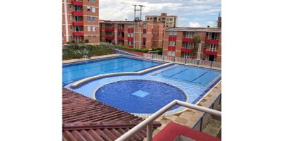 Este hermoso apartamento está ubicado en una de las zonas más tranquilas y agradables de La Mesa, Cundinamarca. Con una superficie total de 52 M2, este inmueble te ofrece una excelente combinación de comodidad y practicidad en cada uno de sus espacios. Brinda un espacio cómodo y bien distribuido para que disfrutes en compañía de tu familia.

Al ingresar a este apartamento, te recibirán su sala de estar y una cocina integral completamente equipada, la cual cuenta con suficiente espacio de almacenamiento y una distribución muy funcional. También podrás encontrar un acogedor balcón, ideal para tomar un café y disfrutar de las vistas del lugar.

Este apartamento cuenta con 2 baños completos, uno de ellos ubicado en la habitación principal, lo que te brinda una mayor privacidad y comodidad. Además, cuenta con características internas que harán de tu vida más fácil, como armarios empotrados, calentador, suelo de cerámica o mármol y servicios básicos como agua, electricidad e internet.

En cuanto a las características externas, este inmueble tiene acceso pavimentado y se encuentra en una urbanización cerrada con vigilancia las 24 horas del día, brindando seguridad y tranquilidad a los residentes. También podrás disfrutar de áreas sociales, un gimnasio, una piscina y una zona infantil para el entretenimiento de toda la familia.

Su ubicación es perfecta, ya que se encuentra cercano a centros comerciales, colegios y universidades, lo que te permite tener todo lo que necesitas en un mismo lugar. Además, la zona cuenta con excelentes opciones de transporte público y está rodeada de parques y áreas turísticas donde podrás desconectarte y disfrutar de la naturaleza.

No esperes más para hacer de este apartamento tu nuevo hogar. Además, admite mascotas, lo que lo hace perfecto para aquellos que tienen un compañero peludo. Contáctanos ya y ven a conocer todas las ventajas que te ofrece este inmueble. ¡Te esperamos!

