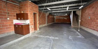 Bodega en unidad industrial de itagüí con excelente ubicación con cercanía a la autopista Sur.Área 580m² distribuidos en cuatro niveles de 145 m aproximadamente con una resistencia promedio de 350 kg por metro cuadrado el piso superiores..Cuenta con un potente transformador de 50 kba de energía.