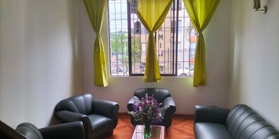 Las Américas, lindando San Jorge le ofrecemos para la venta casa con un área de 150 m2 de 3 niveles, sala y comedor, cocina integral, patio de ropas, 5 alcobas, dos baños, amplia terraza cubierta, garaje cubierto y antejardín, pisos en cerámica. Ubicación equidistante del sector comercial, financiero, universitario y zona rosa del Cable, así como del sector del centro de la ciudad. A pocos minutos de la clínica de la Presentación, Hospital de Caldas, Universidad Autónoma., entre otras muchas ventajas. Contáctenos para agendar cita 