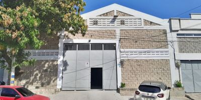 Oportunidad única en Chiquinquirá, bodega disponible para venta o alquiler; Ideal para logística, almacenamiento o producción, amplia bodega de 394 m², con todas las condiciones para operar de inmediato: Espacio para oficina administrativa, Cocineta, Tres baños distribuidos estratégicamente, Pisos en concreto de alta resistencia, Ingreso para tractomulas y vehículos pesados, Patio interno para maniobras o almacenamiento adicional, Todos los servicios públicos activos, Energía 220V disponible, Ubicación estratégica con fácil acceso a vías principales, excelente conectividad y entorno comercial activo. En perfectas condiciones. Lista para ser ocupada.