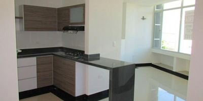 Oficina en arriendo, ubicada en el sector de Nuevo Horizonte, al norte de la Ciudad de Barranquilla, de fácil acceso y transporte, cerca de la Universidad Metropolitana, centros médicos, hoteles, almacenes de cadena, ferreterías, restaurantes y otras actividades. La oficina está del lado sombra y es de 2do piso, cuenta con un área aproximada de 35mt2, excelentes acabados, 1 baño, cocina integral con pantry, área de labores, servicios públicos de agua, luz y gas independientes y 1 garaje privado. El edificio cuenta con lobby, portería y una amplia zona de parqueo externo.